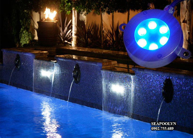 Đèn LED trang bị ở hồ bơi khiến cho không gian trở nên lung linh Đèn led hồ bơi